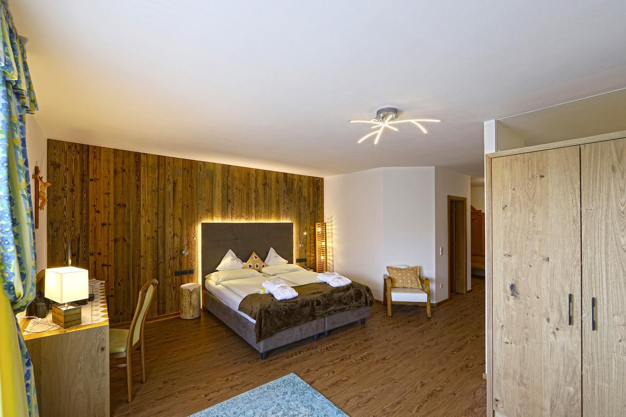 Hotel Kristall Falzes Exterior photo